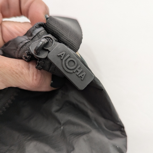 Vuori Aloha Collection Mini Hip Pack Black Belt Bag Fannie Pack Size OS - Picture 5 of 8